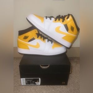 Air Jordan 1 Mid ‘University Gold’